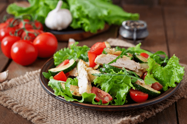 L'insalata con pollo e verdure è un'ottima opzione per una cena leggera dopo l'allenamento. 