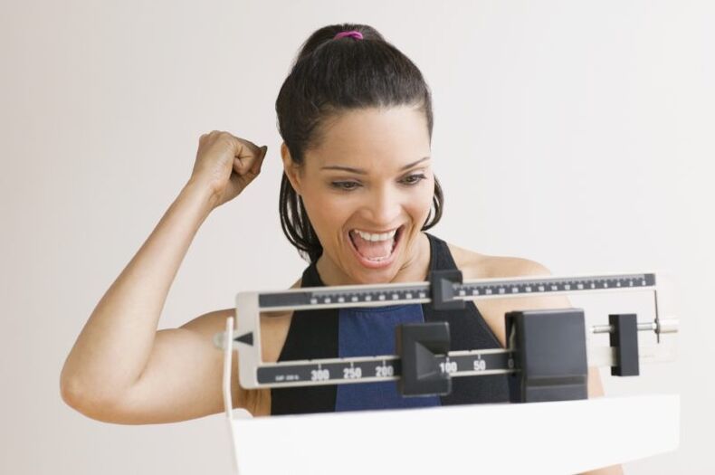 donna felice di perdere peso con la dieta maggi
